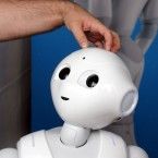 Pepper, el robot capaz de leer tus emociones sale a la venta este mes en Japón