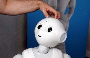 Pepper, el robot capaz de leer tus emociones sale a la venta este mes en Japón