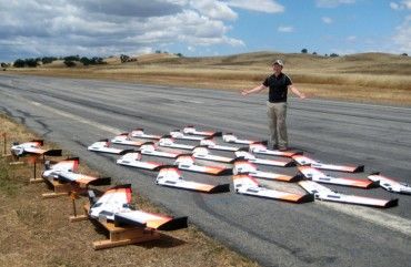Enjambre de 30 drones simultaneos controlados a la vez