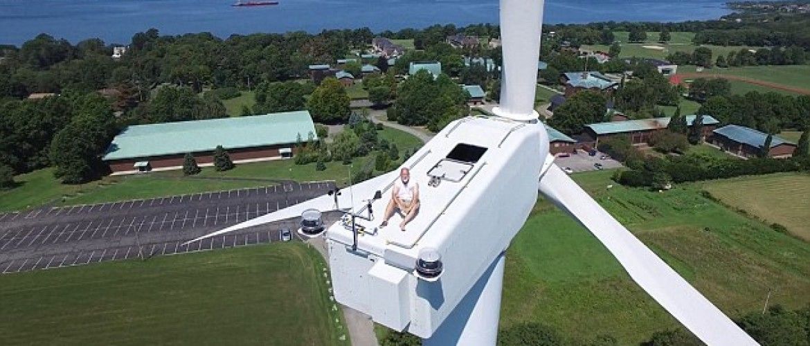 Un piloto de drones capta a un hombre tomando el sol en un molino eólico