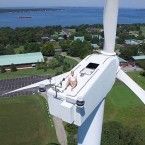 Un piloto de drones capta a un hombre tomando el sol en un molino eólico