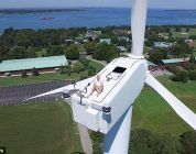 Un piloto de drones capta a un hombre tomando el sol en un molino eólico