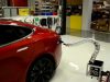 Tesla muestra un brazo robótico para la carga de sus vehículos