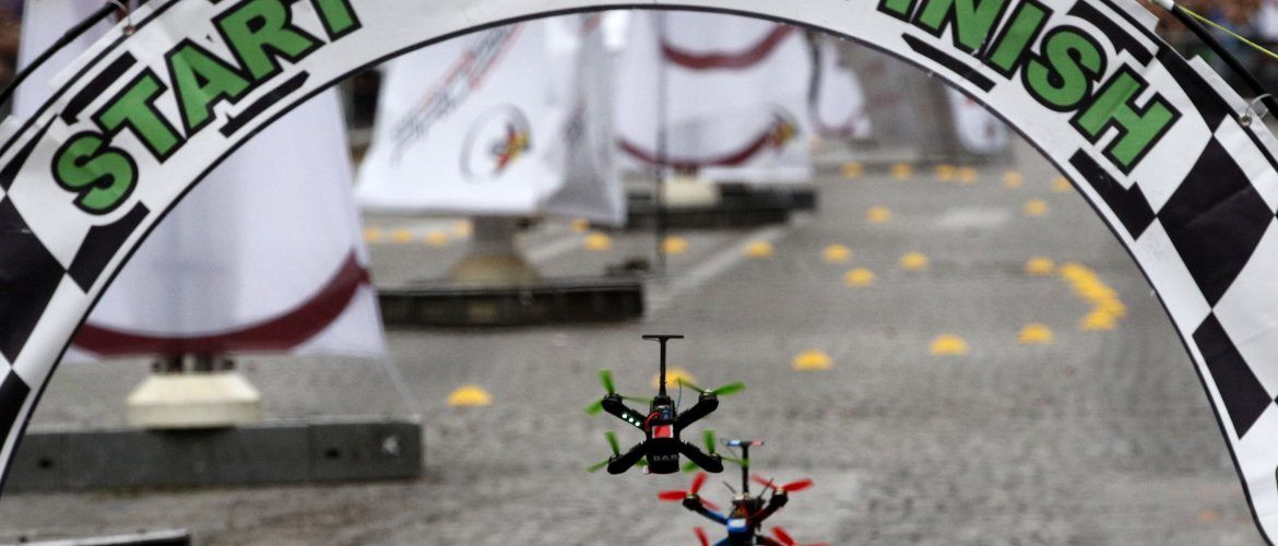 ¿Te gustan los drones de carreras? Mira la precisión del campeón de este torneo
