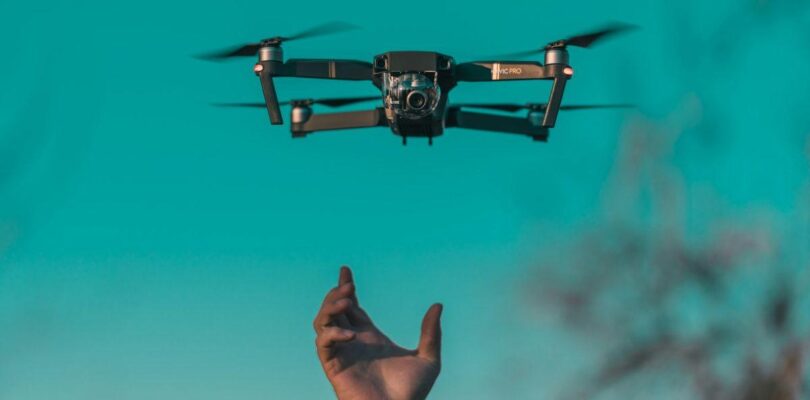 El liderazgo de la Cámara insta al Departamento de Seguridad Nacional y al Departamento de Energía a desclasificar la evaluación de riesgos de los drones DJI para su revisión pública.