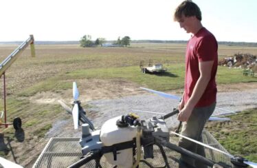 Agricultura innovadora: joven emprendedor revoluciona el sector en Illinois con drones de pulverización